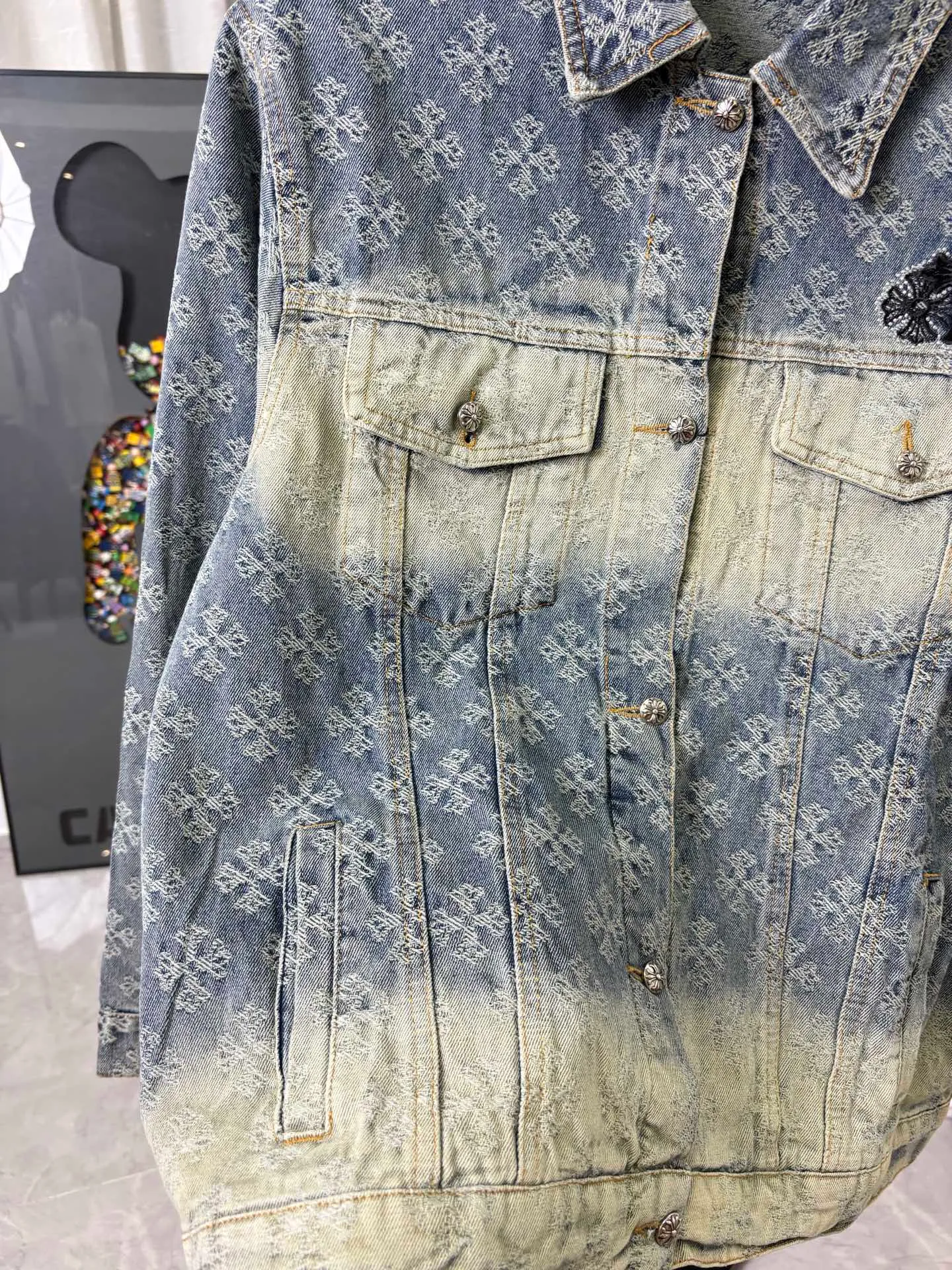 P340 Style No.: DC 150# ChromeHearts Heavy Steel Stamped Classic Sanskrit All-over Jacquard Hot-Diamond Denim Jacket for Men and Women New ChromeHearts Sanskrit Printed Custom Fabric Jacket Gradient Color Wash, Hot-Diamond Cross Denim Jacket on the Back is a very heavy-duty one. The top is made of heavy weight and the presbyopia is suitable for early autumn outings. The denim fabric can be directly machine washed without deformation. It also looks high-end when washed and aged. Power style wear The gradient color is super high-end when you snap it into the mirror💕 Each diamond shines with a unique light, as if telling a fashion story✨The steel-printed jacquard adds a three-dimensional and artistic sense, making this jacket instantly unique.  Size: s m l xl (Picture 9️⃣)